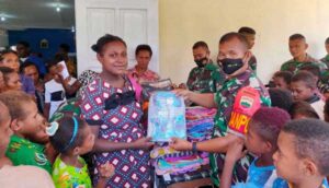 Berbagi Kasih di Perbatasan, Satgas TNI di Merauke Bagikan Pakaian Baru