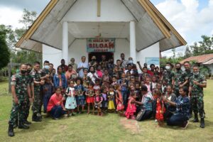 Berbagi Kasih, Satgas TNI Kunjungi Jemaat Gereja Siloam Gerisar