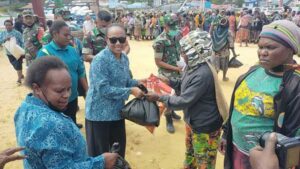 TNI Bersama TP PKK Paniai Bagi-bagi Bingkisan Natal Untuk Warga