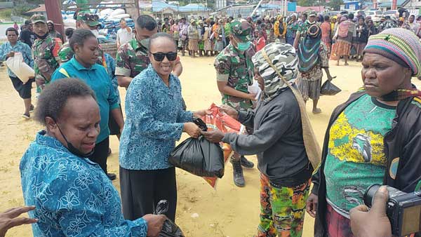 TNI PKK paniai Bagi2 Sembako Natal