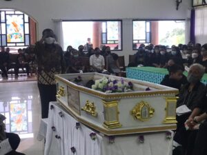 Hormati Sosok Alm Isak Hallatu, Merah Putih Berkibar Setengah Tiang di Bintuni