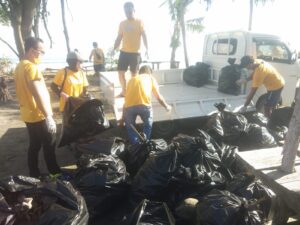 Wujudkan “Mandiri Bernyali” RCO XII Papua Bersihkan Pantai Holtekamp Jayapura 2 30 Kantong Sampah Yang Terkumpul Siap Diangkut ke TPA Koya / Foto: Seo Balubun