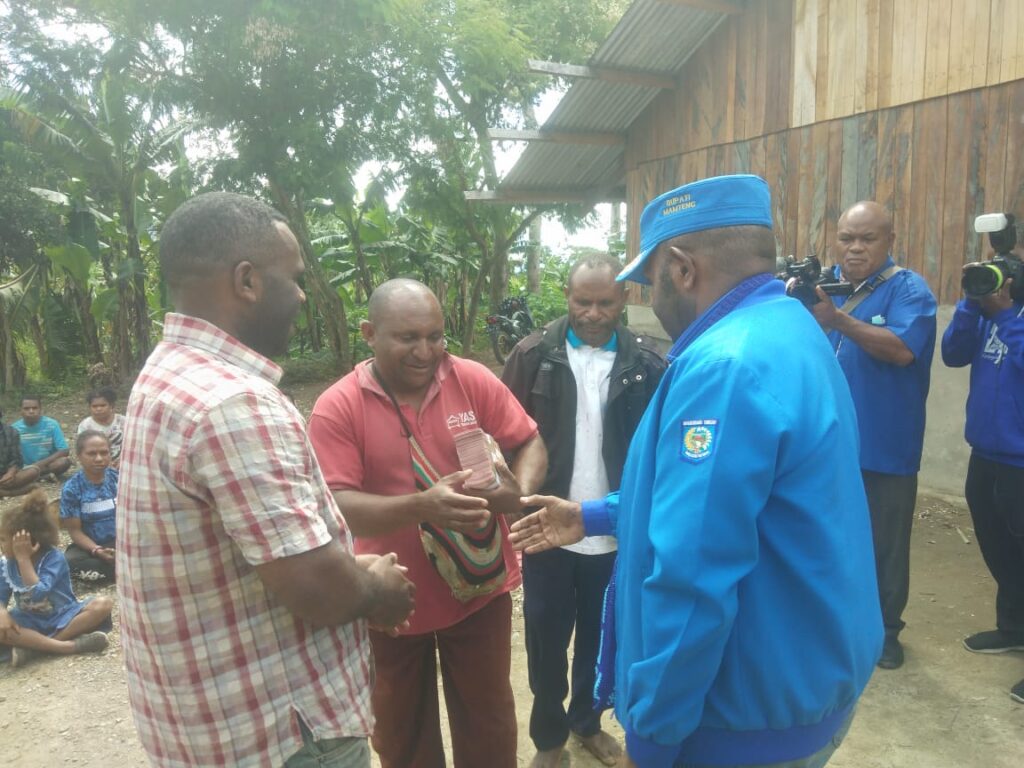 Berbagi Kasih, Demokrat Papua Bantu Pembangunan 2 Gereja di Wamena