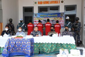 Tim TFQR Lantamal X Tangkap 4 Warga PNG di Laut Jayapura