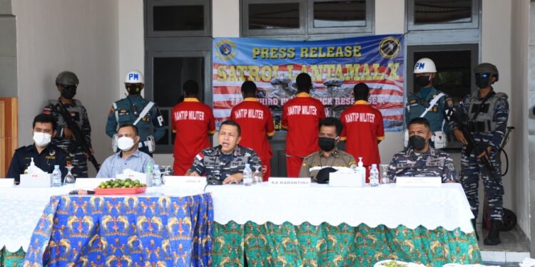 Press Rilis Penangkapan 4 Warga PNG di Mako Satuan Patroli (Satrol) Lantamal X Jayapura, Jumat (24/12/21) / Foto: Dispenal X Jayapura