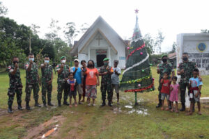 Satgas Yonif 123/RW Buat Pohon Natal Bagi Masyarakat Perbatasan RI-PNG