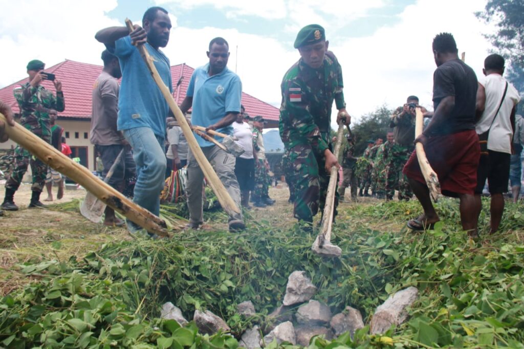 TNI dan Masyarakat Kabupaten Lanny Jaya Bakar Batu Rayakan Natal Bersama