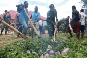 TNI dan Masyarakat Kabupaten Lanny Jaya Bakar Batu Rayakan Natal Bersama