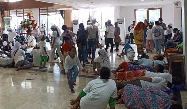 Ratusan Pengungsi Pelauw Bertahan di Gedung DPRD Maluku