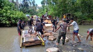 Babinsa – Warga 2 Desa di Pulau Rao Gotong Royong Bangun Jembatan Penghubung  
