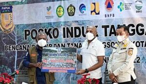 Wujud Peduli, Bupati Awoitauw Bantu Korban Banjir – Longsor Kota Jayapura