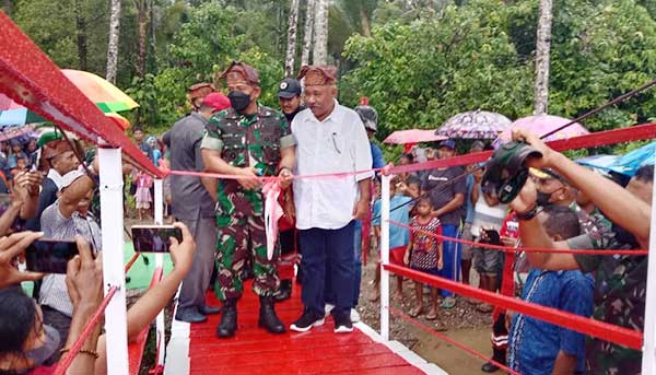 Danrem Binaiya Resmikan Jembatan Gantung NKRI 4 di Bursel