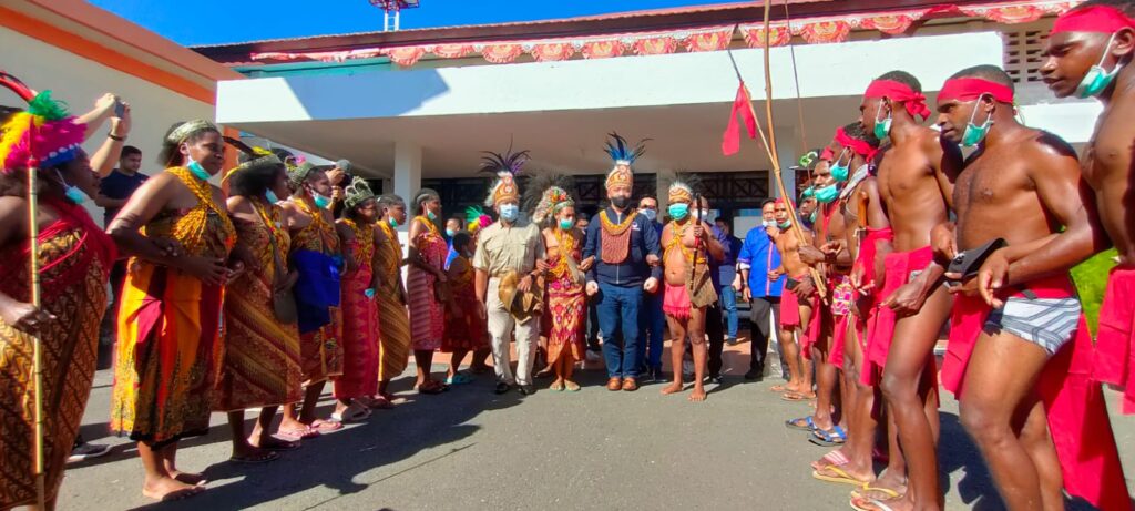 Hadiri Rakorwil, Waketum DPP NasDem Disambut Tarian Cawat Papua