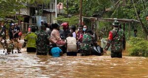 Personel Kodim JPR Bantu Warga di Heram, Ratusan Rumah Masih Terendam