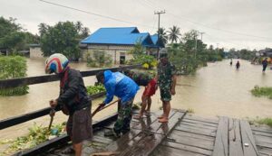 Ratusan Rumah Warga Nimbokrang Terendam Banjir, Personel Kodim 1701/JYP Bantu Evakuasi