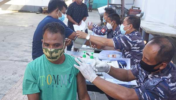Serbuan Vaksinasi Lantamal IX Kini Sasar Dusun Momokeng Tulehu
