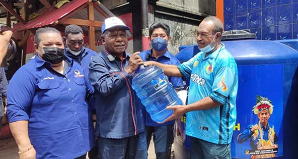 Peduli Korban Banjir, Awoitauw Pimpin NasDem Papua “Berbagi Kasih” di 2 Wilayah