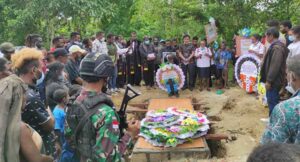 Wujud Peduli, Satgas TNI Hadiri Pemakaman Kepala Kampung Mosso