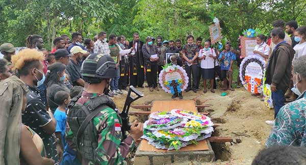 Wujud Peduli, Satgas TNI Hadiri Pemakaman Kepala Kampung Mosso 1 Satgas TNI Hadiri Pemakaman Keerom