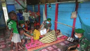 Satgas TNI Periksa Kesehatan Warga Lumpuh di Perbatasan RI – PNG