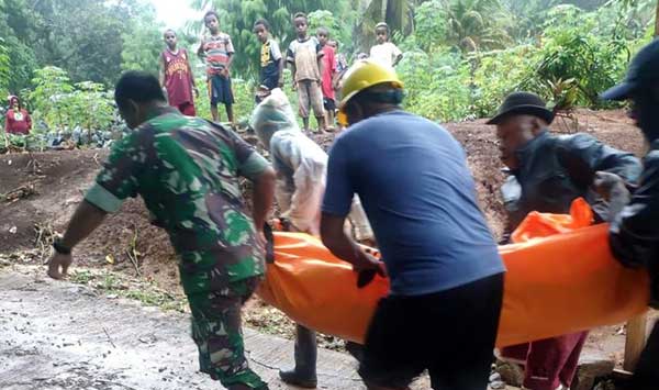 TNI Bantu Evakuasi korban banjir JPR