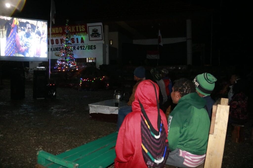 Masyarakat Lanny Jaya Bersama TNI Nonton Bareng Sambut Tahun Baru 2022