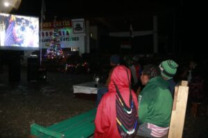 Masyarakat Lanny Jaya Bersama TNI Nonton Bareng Sambut Tahun Baru 2022