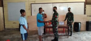Satgas Yonif 711/RKS Bagikan Alkitab ke Anak – Anak Perbatasan RI-PNG