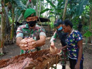 Satgas Yonif 123/RW Bantu Masyarakat Proses Pengolahan Sagu