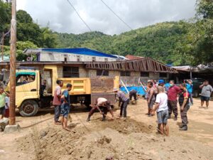 1 Pleton Personil Polresta Bersihkan Lokasi Banjir di Aspol Klofkamp