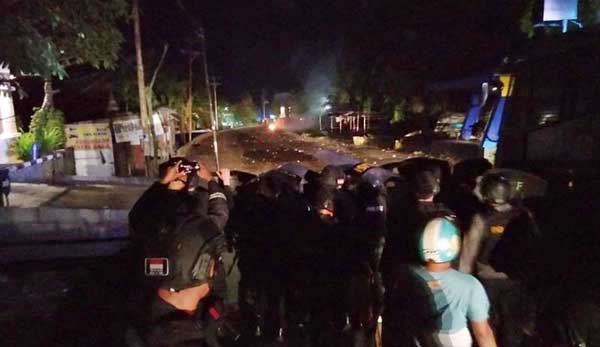 Aksi Blokade jalan di Sorong