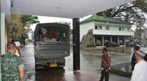Dukung Pembangunan Masjid di Batu Merah, Danrem Binaiya Bantu 100 Semen