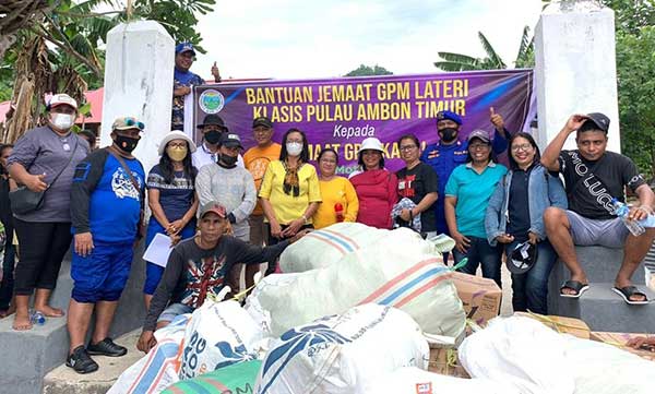 Polda Maluku Bantu Angkut Bantuan GPM Lateri untuk Warga Kariuw