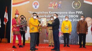 Dianugrahi Inisiator Olahraga 2022, Gubernur Enembe Apresiasi SIWO PWI