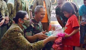 Kunjungi Warga Kariuw, Pangdam dan Ketua Persit KCK PD XVI Pattimura Beri Bantuan