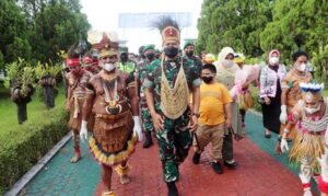 Diiringi Tari-tarian Adat, Pejabat Kodam Cenderawasih Jemput Pangdam Baru