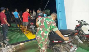 Gabungan Prajurit TNI AD Bantu Normalisasi Aktivitas Pengungsi di Aboru