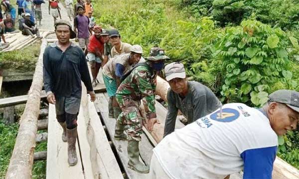TNI Warga Waropen Perbaiki Jembatan