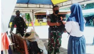 Sosialisasi Vaksinasi, TNI Bagikan Tas ke Warga BVD