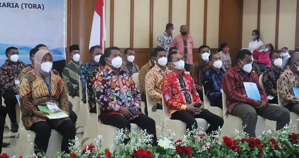 Wagub Orno Serahkan SK Adat Tora kor
