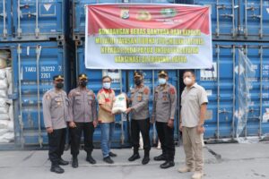 Percepat Vaksinasi: Kapolri Bantu Polda Papua Beras 500 Ton