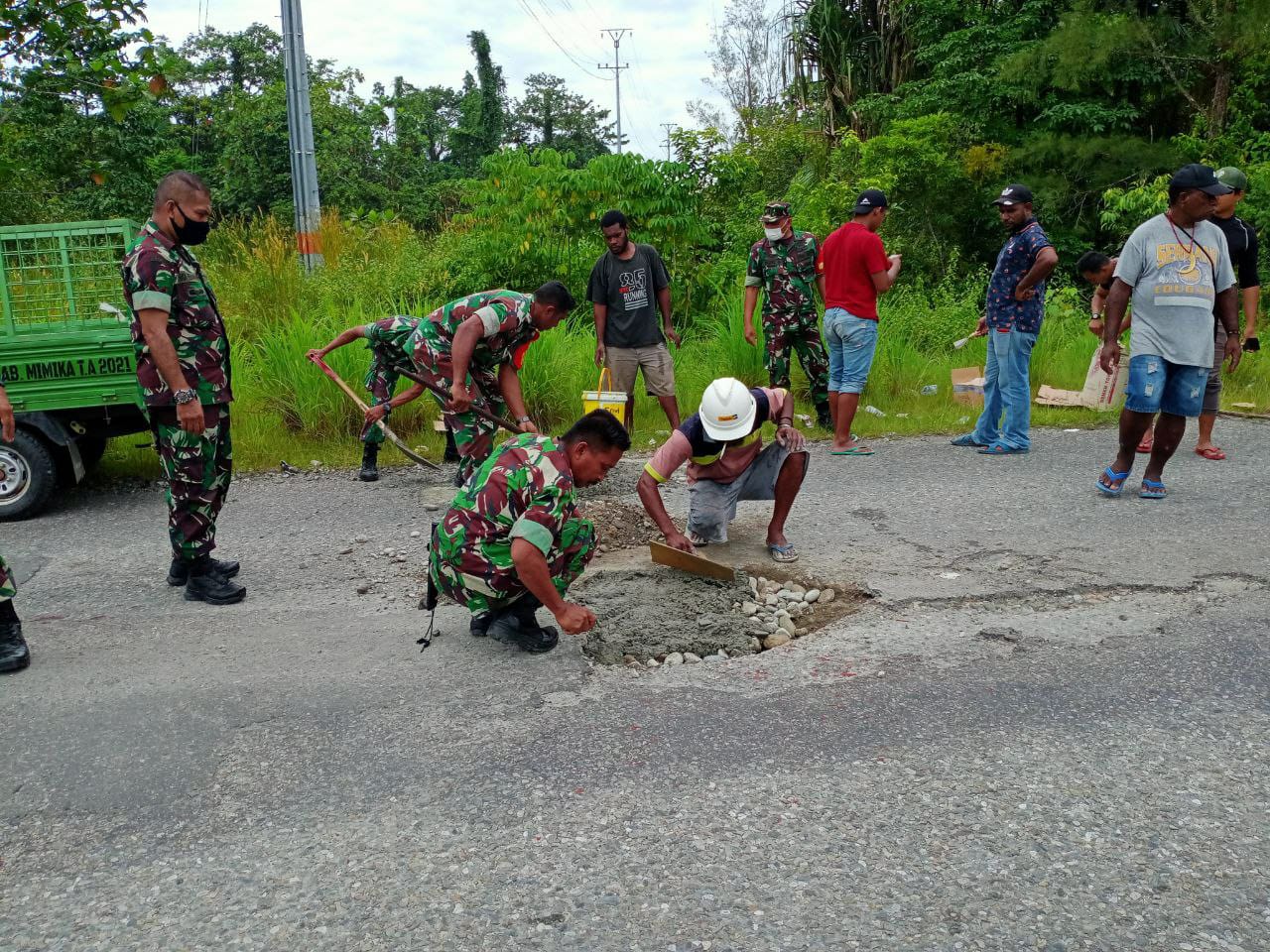 Babinsa Koramil Timika Prioritaskan Kenyamanan Warga 17 WhatsApp Image 2022 02 04 at 13.32.01