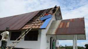 Satgas Yonif 123/RW Bantu Renovasi Gereja di Perbatasan RI-PNG