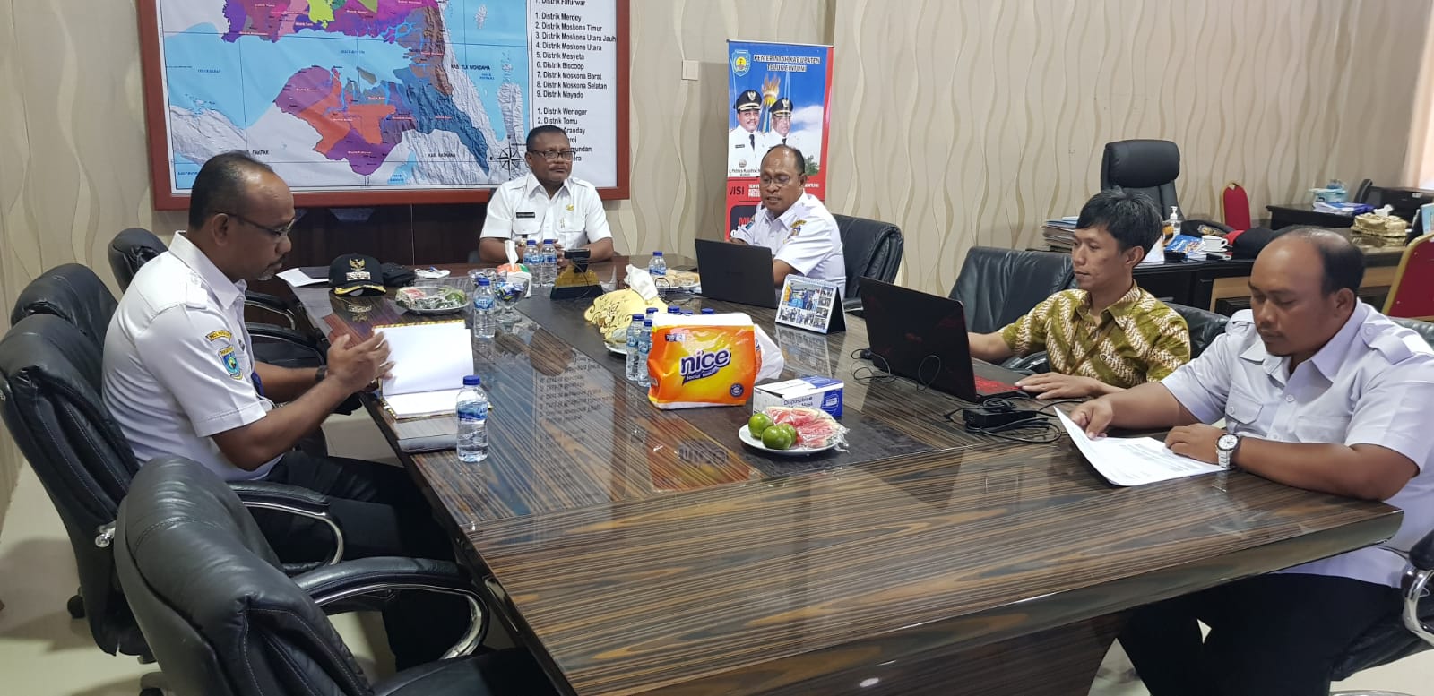 Bupati dan Wabup Teluk Bintuni Mulai Berkantor di OPD 18 WhatsApp Image 2022 02 09 at 15.51.38