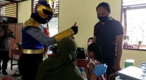 Hilangkan Panik, Power Ranger Temani Vaksinasi Anak Sekolah Dasar