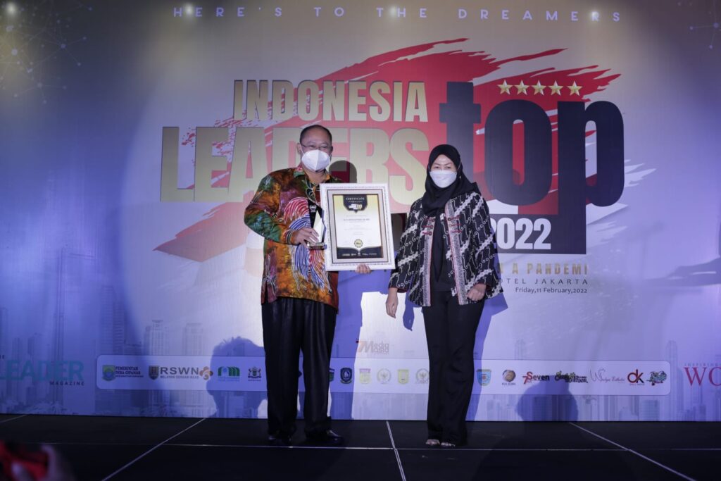Dirut PDAM Jayapura Terima Penghargaaan Best Innovation Performance BUMD 2021-2022