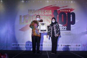 Dirut PDAM Jayapura Terima Penghargaaan Best Innovation Performance BUMD 2021-2022