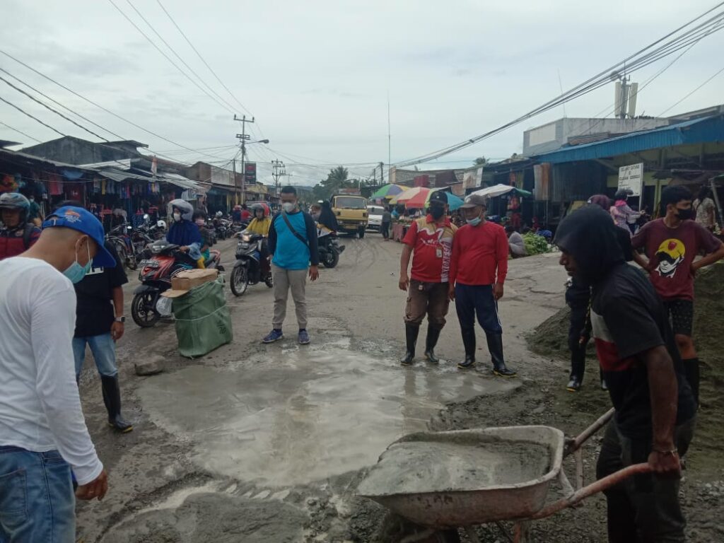 Peringati HPN 2022, Wartawan Kabupaten Jayapura Gelar Baksos Cor Jalan Rusak