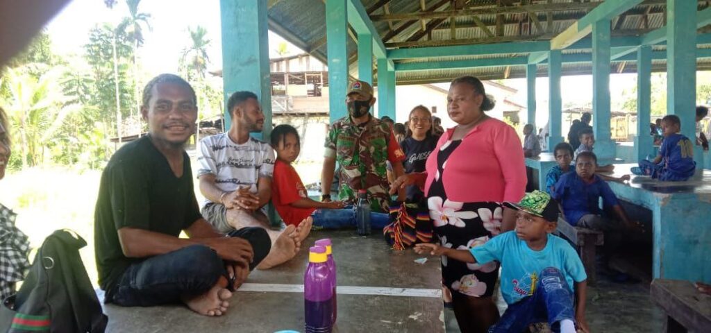 Babinsa Koramil Bonggo Gelar Komsos di Pasar Kampung Mawes