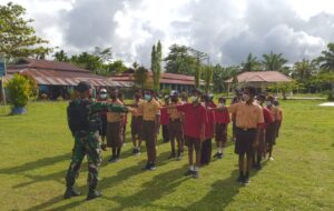 TNI Mengajar di SMP 5 Arso Timur, Kepsek: Terima Kasih Satgas Yonif 711/RKS